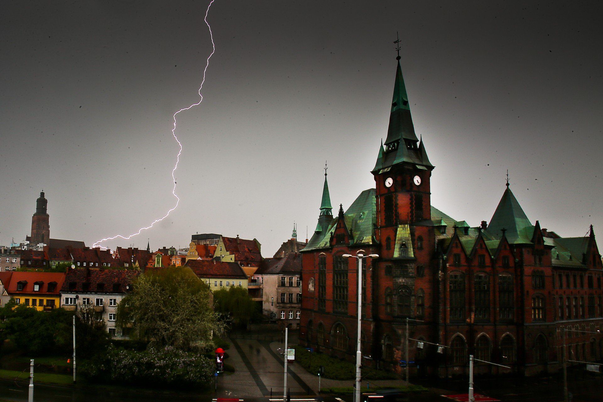 Synoptycy przewidują kolejne burze i ulewy. Kiedy spodziewać się załamania pogody?
