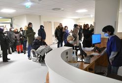 Szczepienie na COVID-19 w Warszawie. Seniorzy czekają na szczepienia