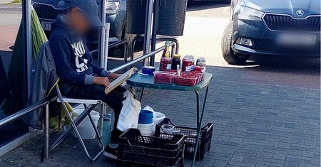 Chłopak codziennie czyta książki na ulicy. Zdjęcie podbiło sieć