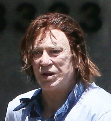 Mickey Rourke spaceruje po LA z gromadką pupili