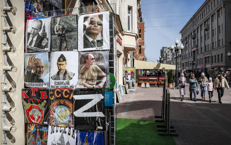 Na zdjęciu ulica rosyjskiego miasta. Na pierwszym planie widoczny jest stragan, na którym wiszą koszulki m.in. z wizerunkiem Władimira Putina