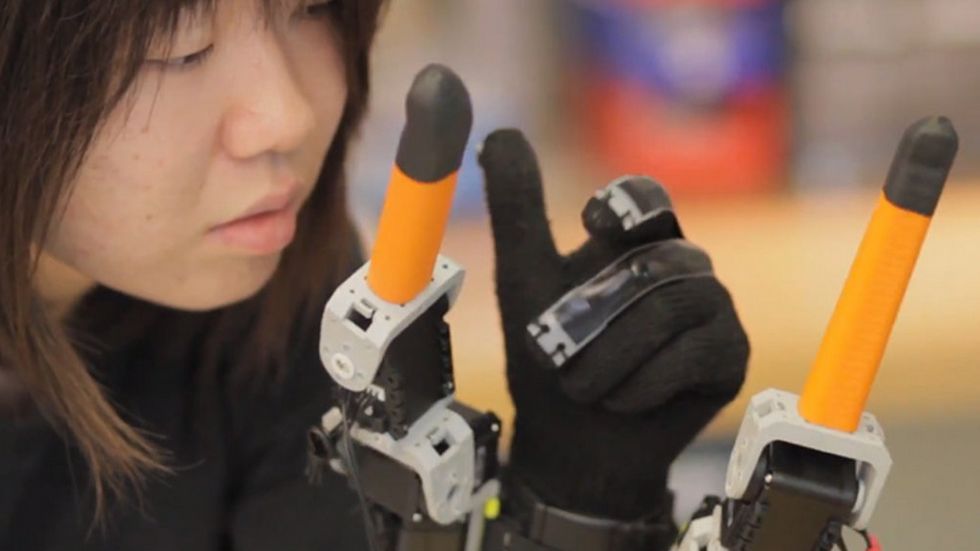 Dwa dodatkowe palce dla ludzkiej dłoni. Robotyka przekracza bariery ewolucji 1