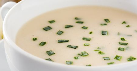 Zupa ziemniaczana, którą podaje się prosto z lodówki. Docenisz ją, gdy z nieba leje się żar