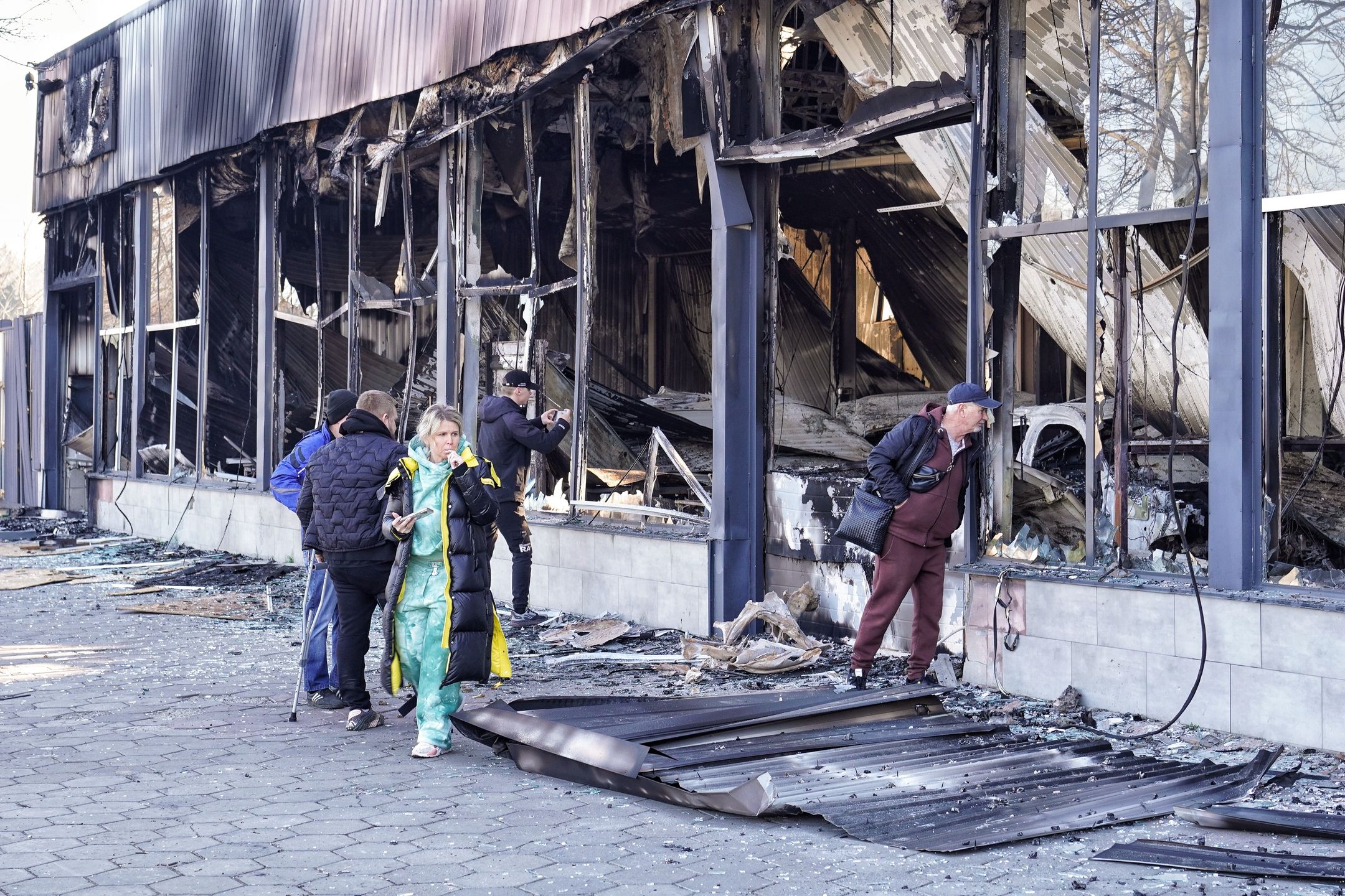 Odessa, Ukraina, 21.03.2025. Zniszczenia po rosyjskim ataku rakietowym w Odessie, 21 bm. Uszkodzonie zostało centrum handlowe, stacja benzynowa, budynki mieszkalne i sklepy. Trwa inwazja Rosji na Ukrainę. (aldg) PAP/Alena Solomonova