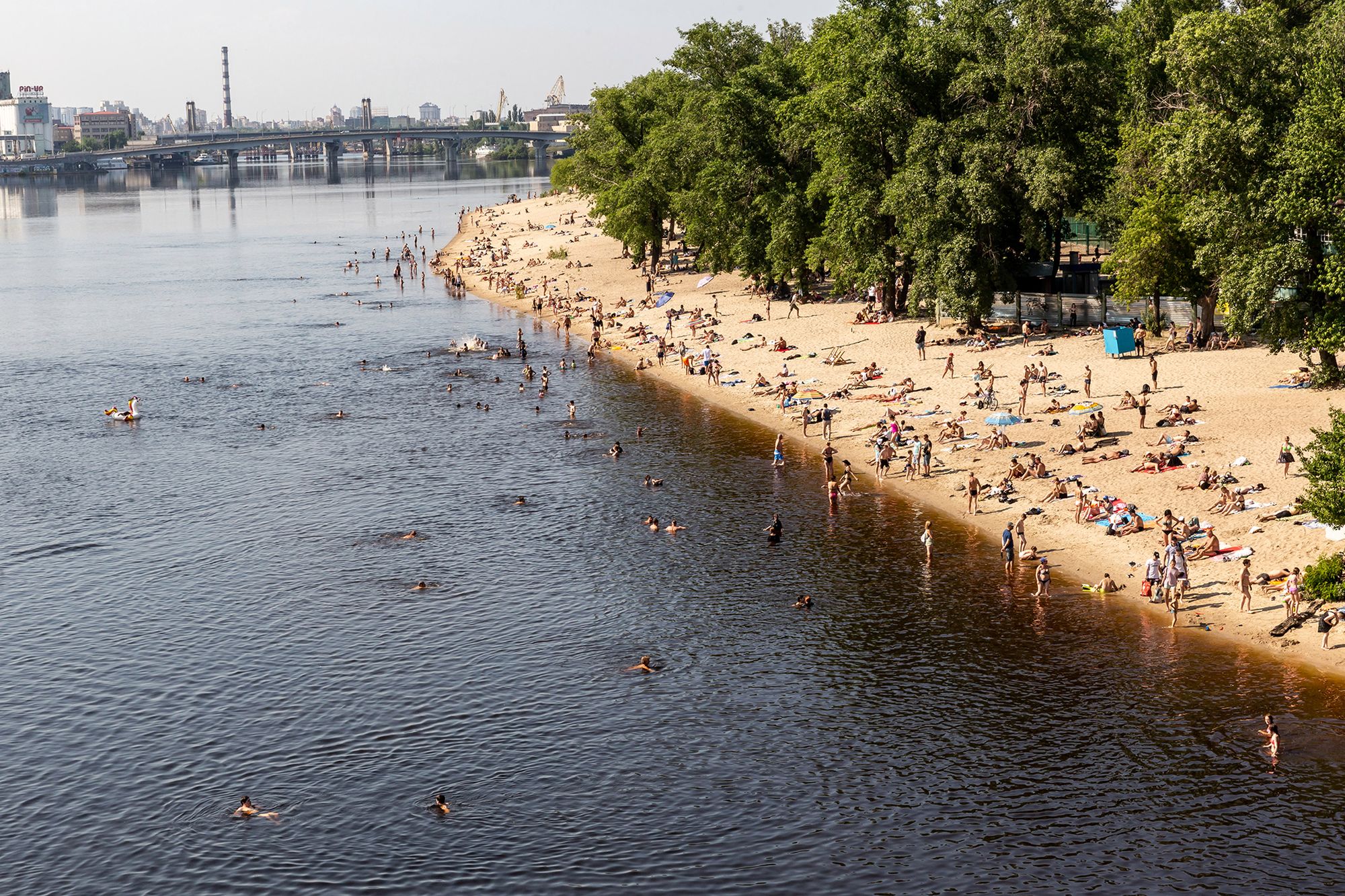 Kijów wraca do życia. Miejska plaża, ulice i bulwary pełne ludzi 4