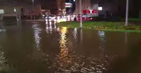 Legnica. Ogromna awaria wodociągu. Zalane ulice i brak wody w mieście