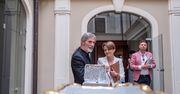"Miodem płynące". Artystyczny hołd w Poznaniu dla pszczół w porcelanie Stanisława Bracha