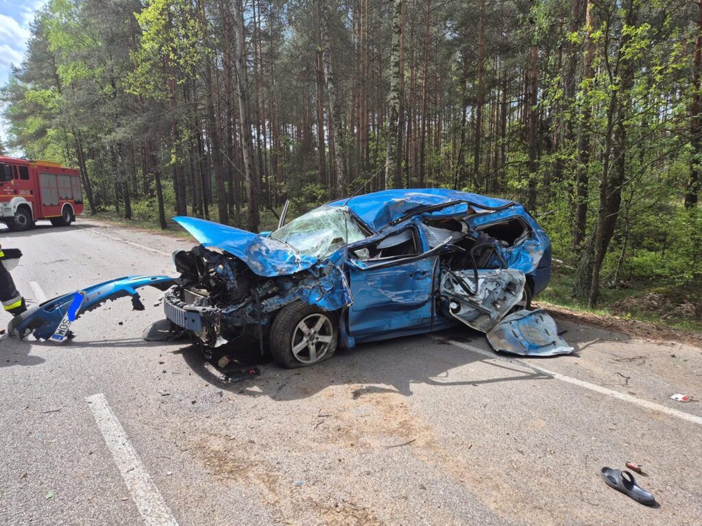 Wjechał w drzewo. Po zderzeniu porzucił pojazd i uciekł pieszo