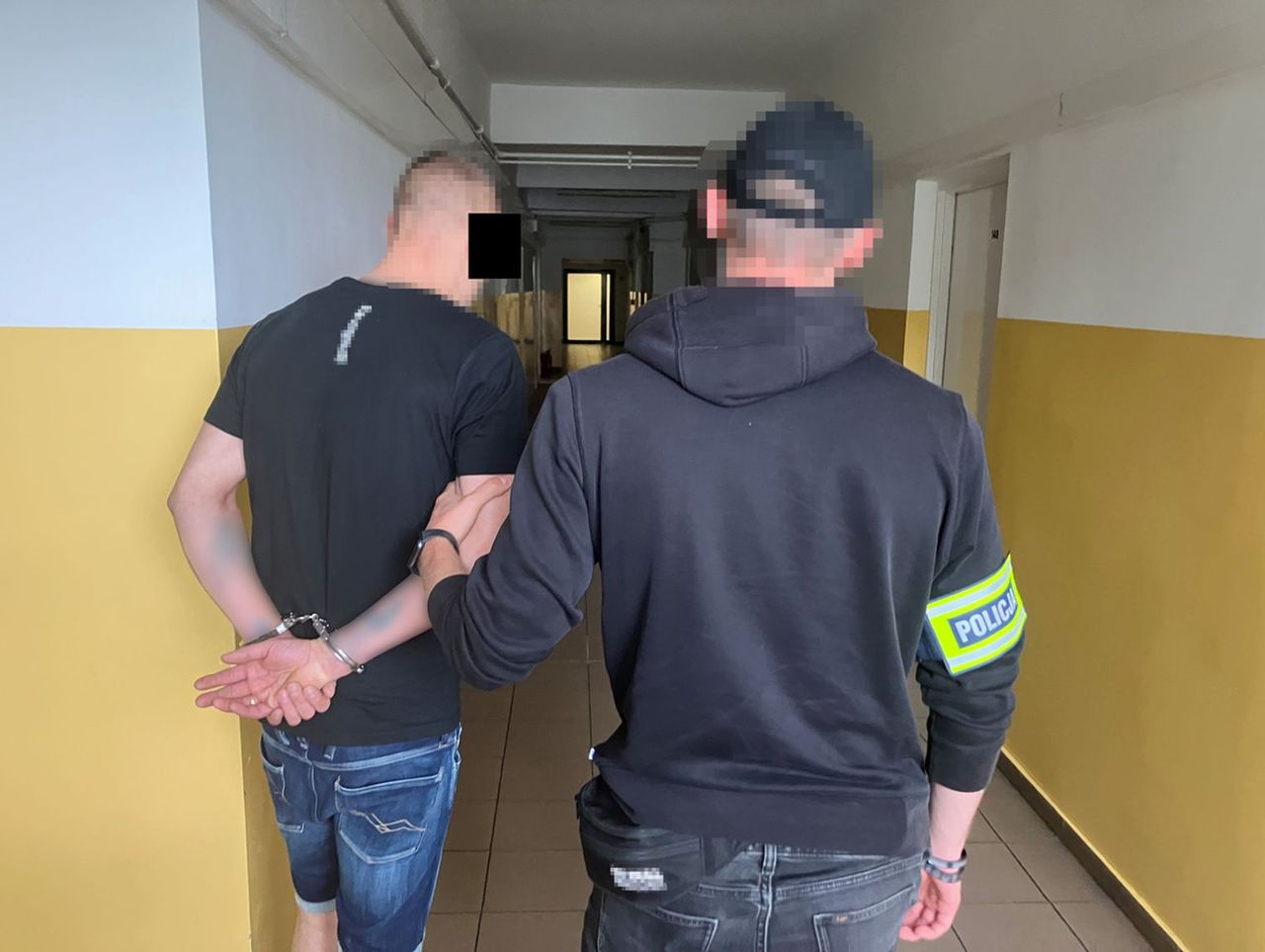 Brawurowa ucieczka po Toruniu. Wyskoczył z auta i wyrzucił zawiniątko