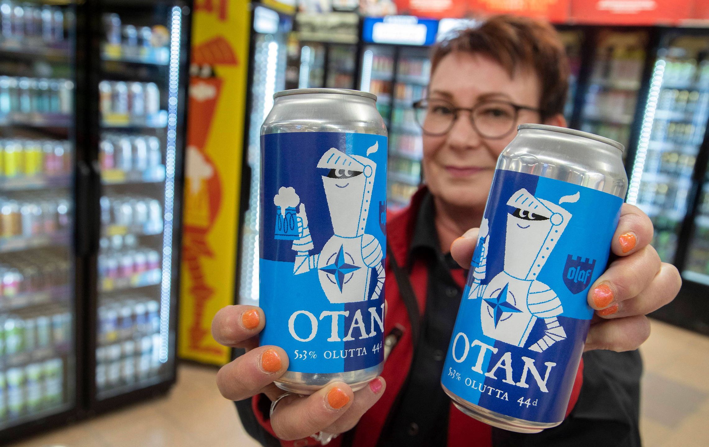 Nato beer coming to shopping center in Helsinkiepa09957290 Shop clerk Minna Siven poses with cans of OTAN beer at a supermarket in Helsinki, Finland, 19 May 2022. Finnish brewery Olaf Brewing introduced their OTAN beer into the market, a beer released to cheer Finland's historic decision to join the NATO, or OTAN as the defence alliance is abbreviated in some languages. The brewery plans to send beer to the Presidential Palace, Parliament and the General Staff. "We hope that after a busy spring, the state leadership, members of parliament and the Defense Forces will have some time to celebrate the results of their work, for example by taking this beer." Finland's Parliament on 17 May approved the country's application for NATO membership as a result of Russia's invasion of Ukraine.  EPA/MAURI RATILAINEN Dostawca: PAP/EPA.MAURI RATILAINEN