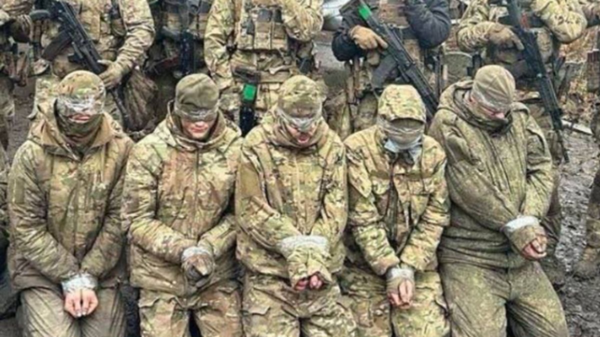 Rosyjscy żołnierze trafiają do niewoli.