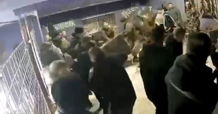 Żołnierze poszli do klubu. Cywile rzucali w nich krzesłami