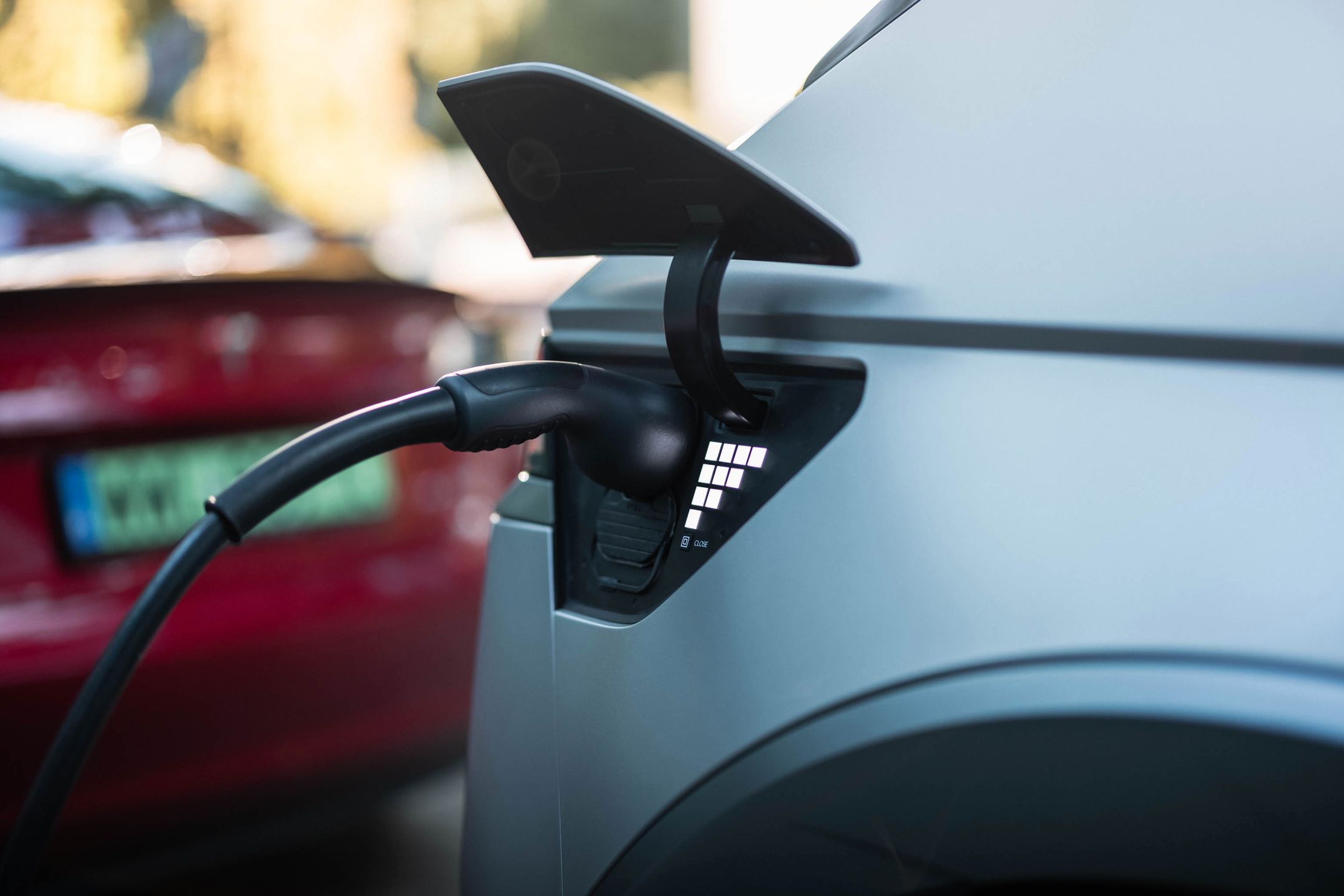 To tu, pod klapką ładowania Hyundai Ioniq 5 skrywa swoją tajną broń (na zdjęciu podpięty wolniejszym wariantem Type 2)