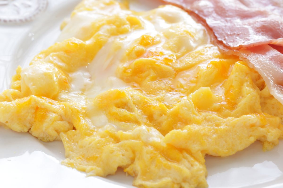 Dodaję odrobinę, gdy jajka zaczynają się ścinać. Jajecznica wychodzi kremowa i delikatna.