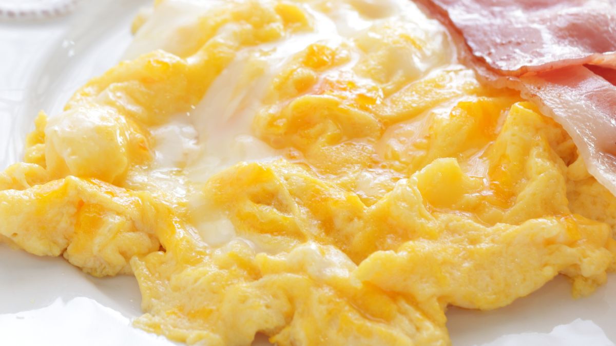 Jajecznica z tym dodatkiem wyjdzie idealnie kremowa