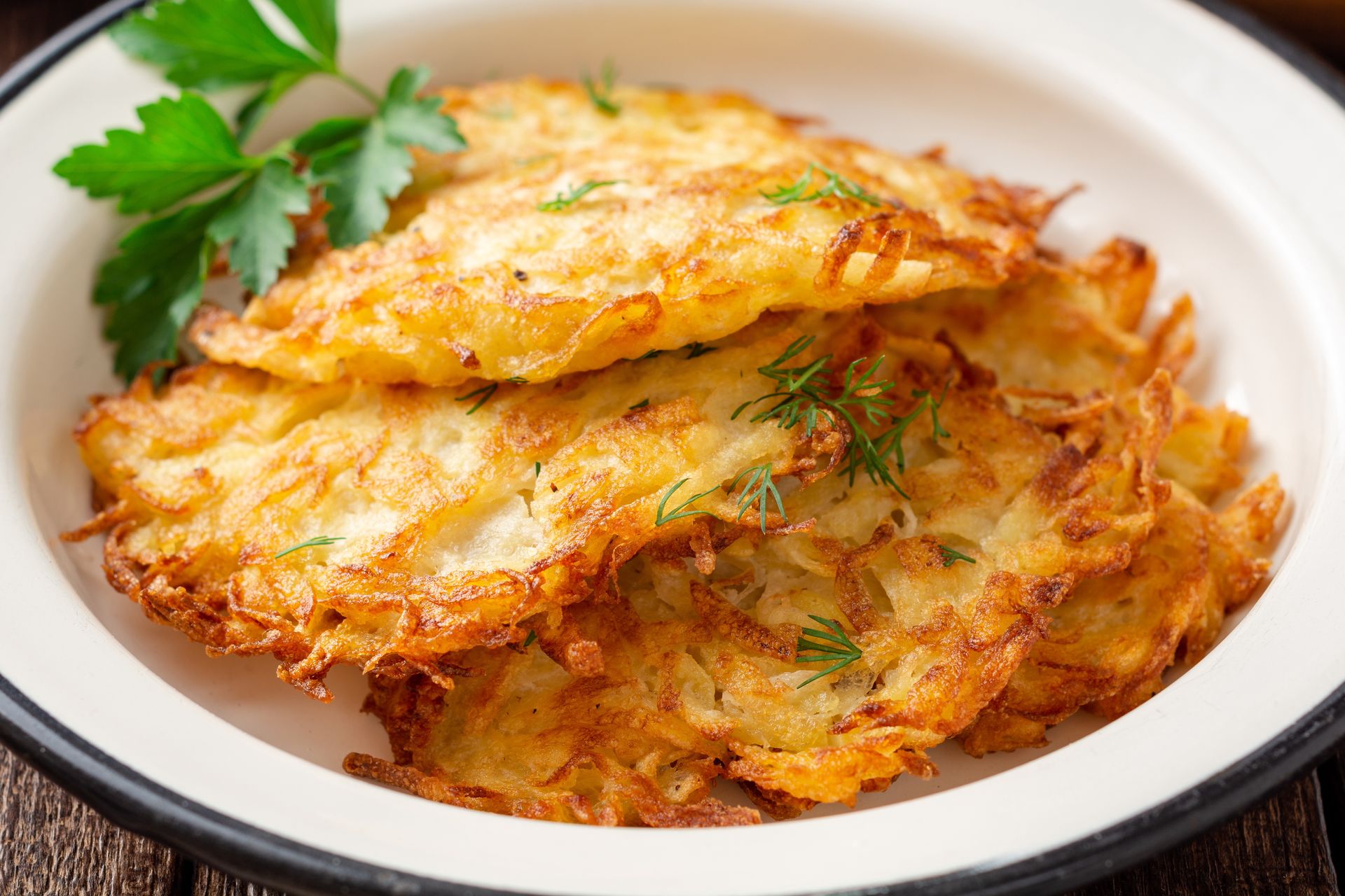 Nie dodawaj jajka do placków ziemniaczanych. Wystarczą 2 łyżki, a masa będzie zwarta