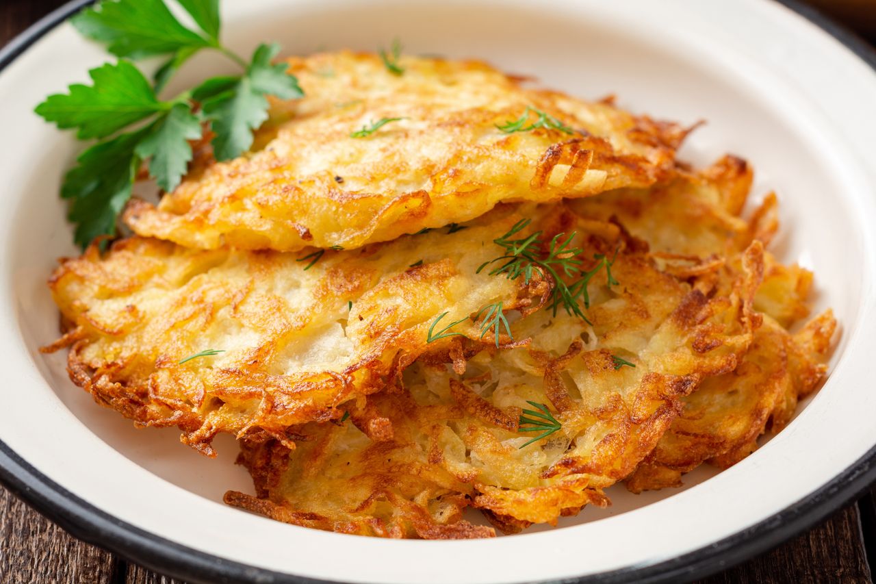 Nie dodawaj jajka do placków ziemniaczanych. Wystarczą 2 łyżki, a masa będzie zwarta