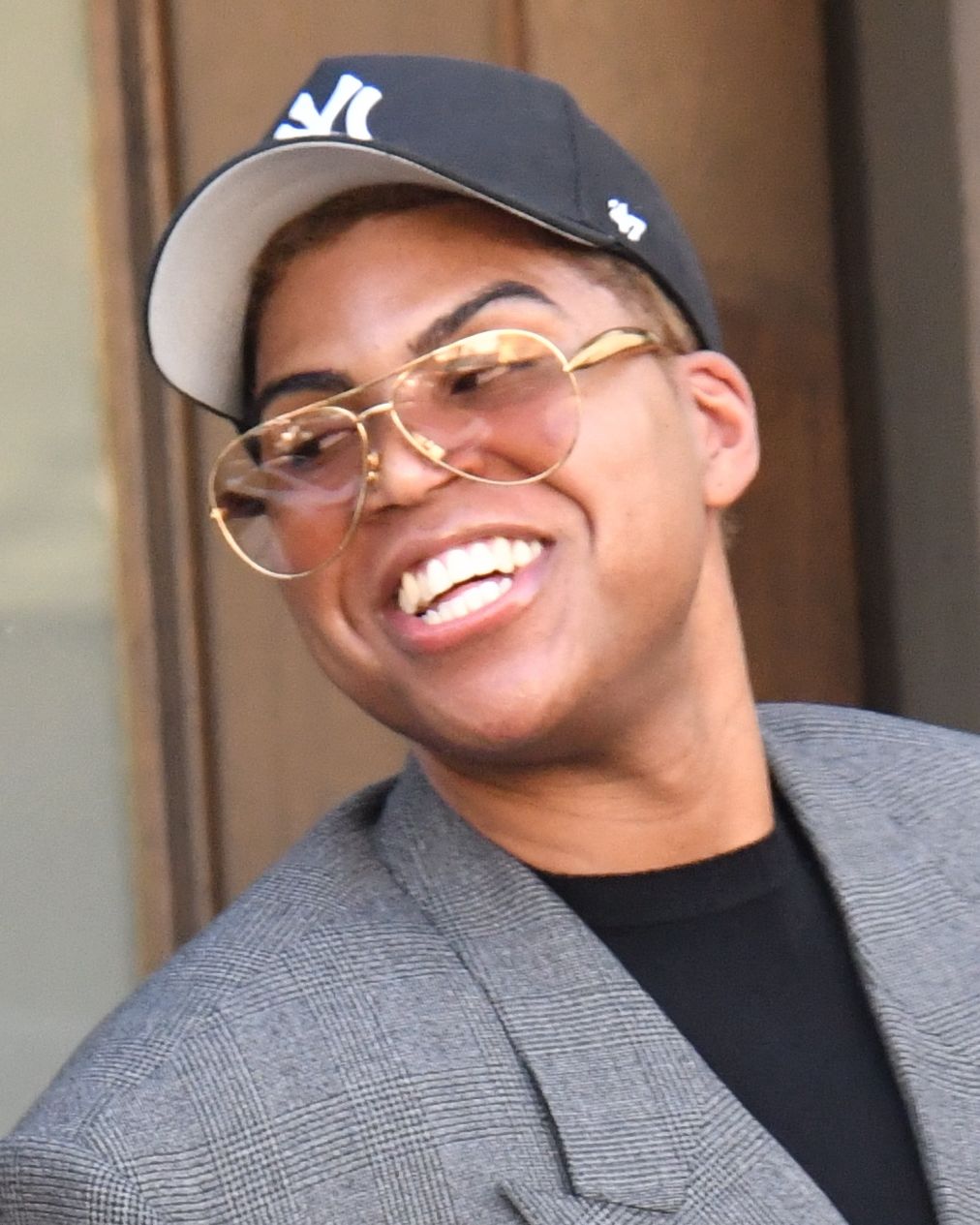 EJ Johnson lansuje się po mieście z ultradrogą torebką