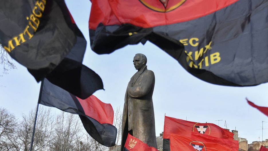 People mark the 116th birthday of Stepan Bandera in Lviv
epa11801474 People gather to mark the 116th birthday of Stepan Bandera near his monument in Lviv, Ukraine, 01 January 2025. Born on 01 January 1909 in what was then Galicia and Lodomeria, Stepan Bandera became a leader of the Organization of Ukrainian Nationalists (OUN) and OUN-B. He was responsible for the proclamation of an independent Ukrainian state in Lviv on 30 June 1941, accompanied by the arrival of Nazi Germany troops. KGB agents assassinated him in exile in Munich, West Germany, on 15 October 1959.  EPA/MYKOLA TYS 
Dostawca: PAP/EPA.
MYKOLA TYS
people, gathering, anniversary, statue, flags