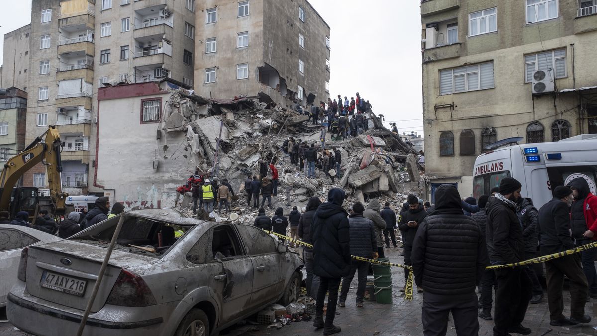Earthquake in southeast Turkey
epa10450635 Emergency personnel search for victims at the site of a collapsed building after an earthquake in Diyarbakir, southeast of Turkey, 06 February 2023. According to the US Geological Service, an earthquake with a preliminary magnitude of 7.8 struck southern Turkey close to the Syrian border. The earthquake caused buildings to collapse and sent shockwaves over northwest Syria, Cyprus, and Lebanon. At least 912 people were confirmed dead and more than 5,000 have been injured in Turkey, the Turkish president said.  EPA/REFIK TEKIN 
Dostawca: PAP/EPA.
REFIK TEKIN