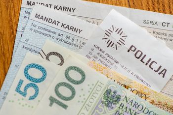 Adamów: 48‑latek pędził o 64 km/h za szybko. Mandat 4 tys. zł