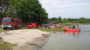 Krosno Odrzańskie. W jeziorze w Szklarce Radnickiej trwają poszukiwania mężczyzny, który zniknął pod wodą