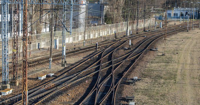 Zgnięła potrącona przez pociąg dziewczynka.