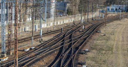 Zgnięła potrącona przez pociąg dziewczynka.