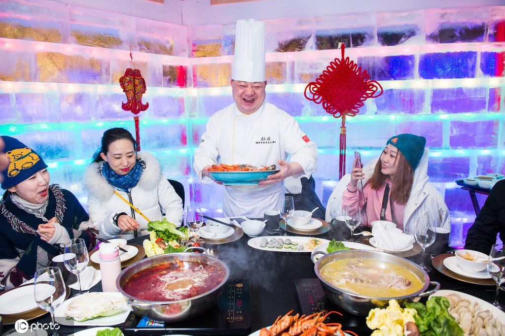 Chińska restauracja oczarowuje klientów codziennym pokazem śniegu