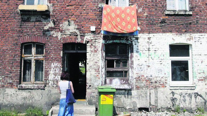 Na piętrze kamienicy przy ul. Michny 12 mieszkają jeszcze ludzie. Parter to jednak niezabezpieczone pogorzelisko z powybijanymi oknami, przez które do środka dostali się złodzieje.  Ogień  w budynku zaprószyli jego lokatorzy