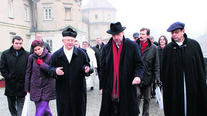 Minister Bogdan Zdrojewski z kustoszem klasztoru o. Janem Golonką i przeorem o. Romanem Majewskim.