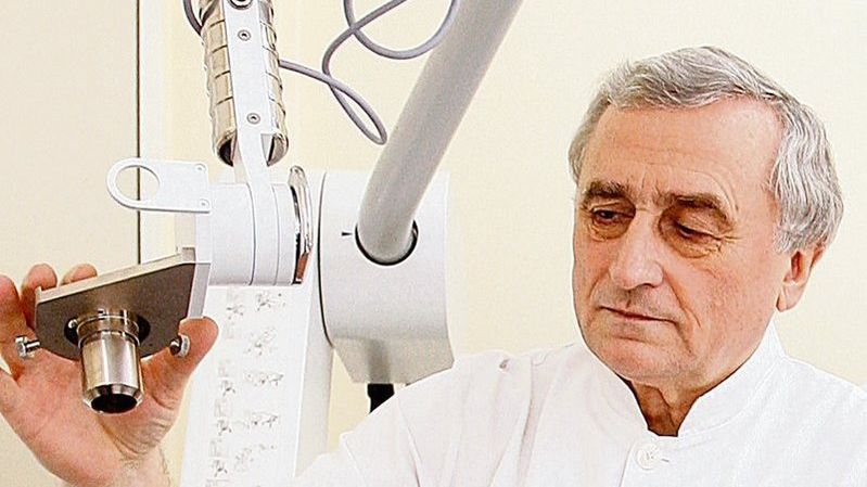 Prof. Wojciech Witkiewicz prezentuje nowe urządzenie