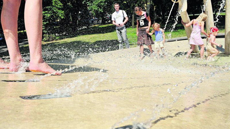 Kąpiel w wodotryskach może skończyć się np. wysypką