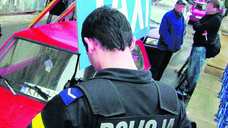 Napis na aucie bezkarnie udawał postój dla taksówek