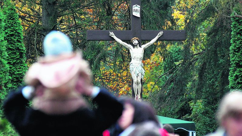 Firma ochroniarska pilnuje cmentarza katolickiego w Sopocie od trzech tygodni.