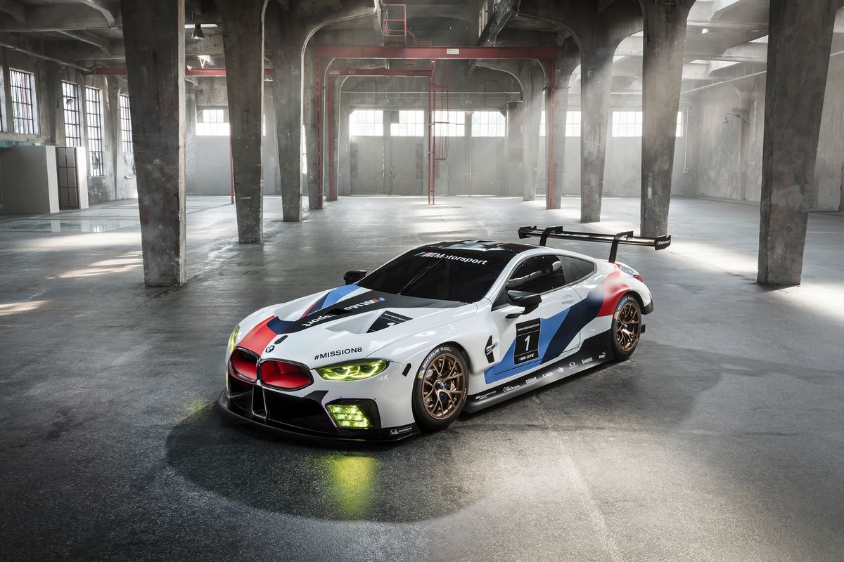 BMW M8 GTE - wyścigówka przed samochodem drogowym