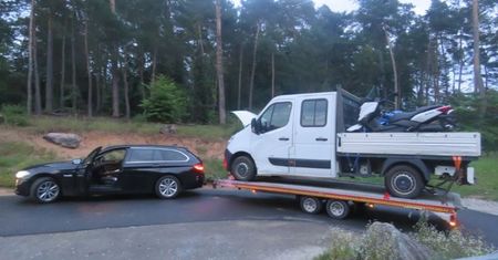 BMW ciągnęło lawetę z samochodem dostawczym i dwoma motocyklami. Jak zabawa w Tetrisa