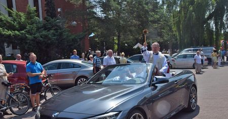 Kolejny ksiądz w kabriolecie. Tym razem święcił w 430-konnym BMW