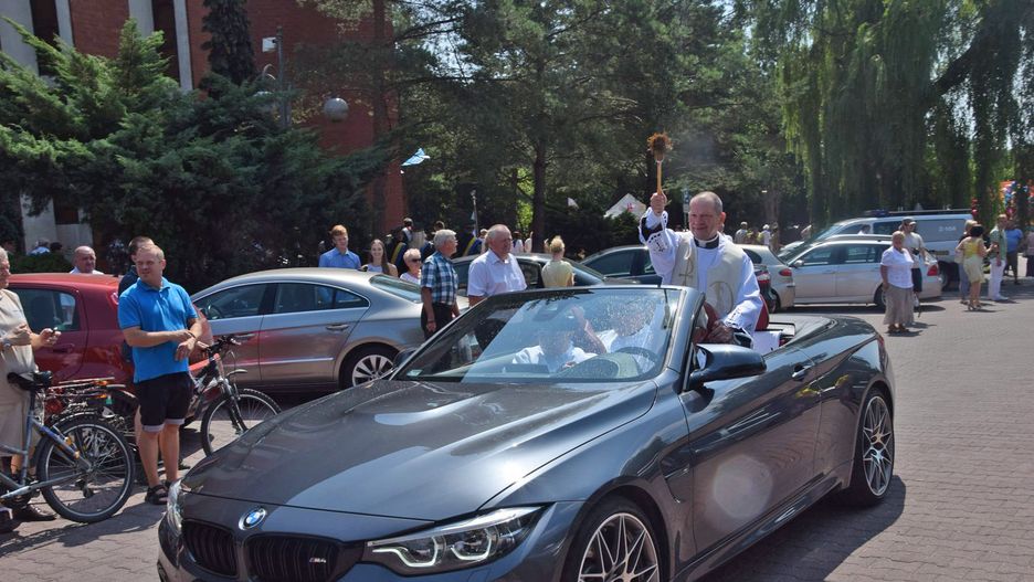 Ksiądz święcił z pokładu 430-konnego BMW