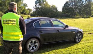 Jechał kradzionym bmw. Uciekając zapadł się w bagno