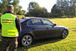 Jechał kradzionym bmw. Uciekając zapadł się w bagno