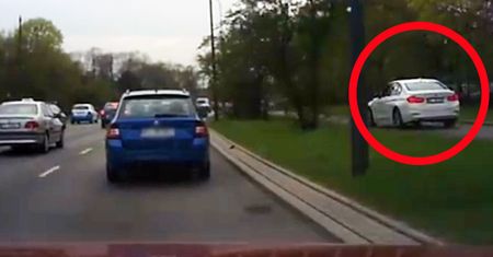 Białe BMW pędziło między pieszymi. Kobieta zgłosiła się na policję