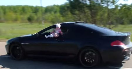 Kierowca BMW naraża życie swojego dziecka. Co chciał w ten sposób osiągnąć?