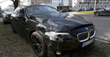 Stłuczka Bartosza Kownackiego. Rządowe BMW uszkodzone