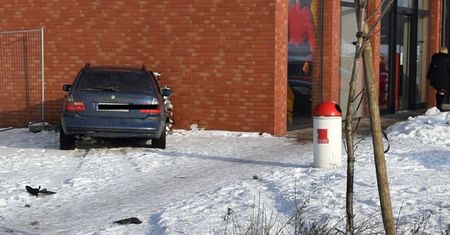 22-latek w BMW wjechał w ścianę sklepu. Policja ostrzega