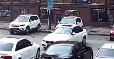 To najgorsze parkowanie w historii. Kierowca BMW daje popis umiejętności