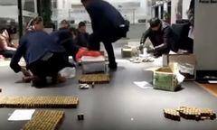 Drobnymi monetami zapłacił za nowe BMW. Pracownicy usiedli na podłodze i liczyli