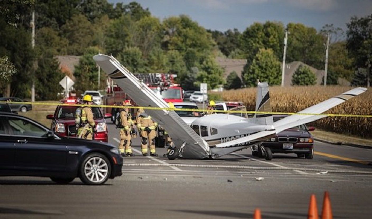 Na auto spadł samolot. Kierowca BMW przeżył szok