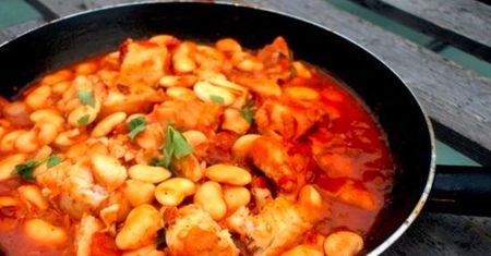 Gulasz z dorsza i kiełbaski chorizo