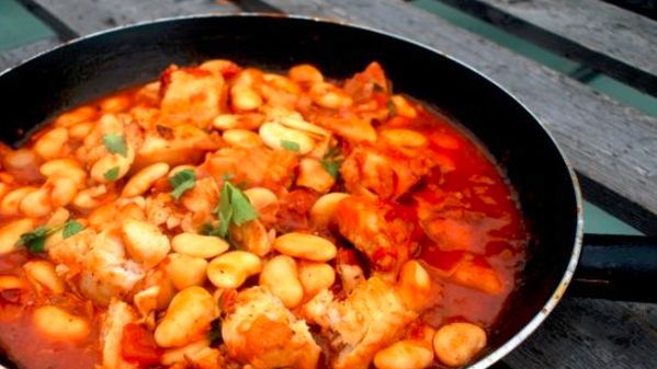 Gulasz z dorsza i kiełbaski chorizo